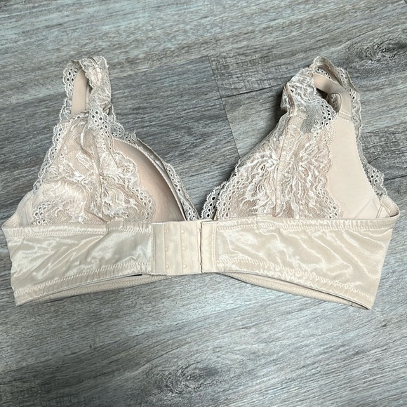 Understance Uplift Wireless Plunge Lace Bra - Champagne - Picture 2 of 3